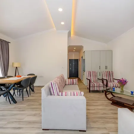 Daire Outstanding Near Historical Area In *